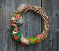 Coroniță cu flori roșii