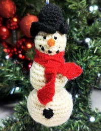 Om de zăpadă cu fular roșu