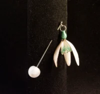 Broșă din rășină - Ghiocel alb