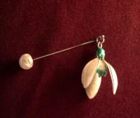 Broșă din rășină - Ghiocel crem